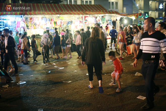 Đà Lạt chật kín du khách và phương tiện, các ngả đường ùn tắc kinh hoàng tối 30/4